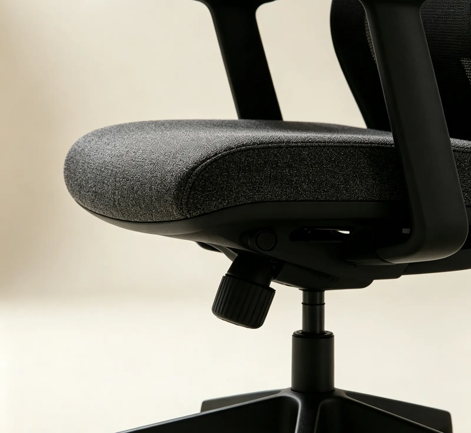 AeroFlex Pro seat and tilt mechanism detail